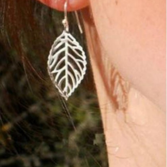 🔥2 for$15🔥 Layered Leaf Necklace Gold and Silver - Picture 6 of 8